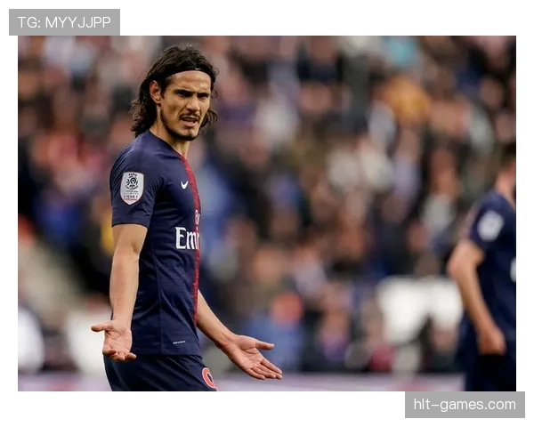 卡瓦尼机场被路人认出，直接摆出赛场魔兽样，差点没认出来是谁！